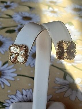 Most Excellent 18 K Gold Filled Radiant Clover Style Post Back Earrings